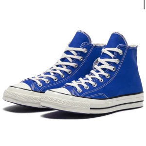 Blå converse  - Blå höga converse. Jag har 36 men dom är lite försmå… Jätte fina! 