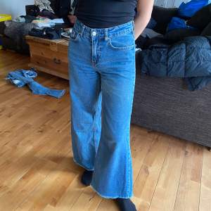 Sköna utsvängda jeans i storlek 34 (jag är 160 lång). Passar bra och är snygga