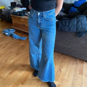 Mörka jeans - Sköna utsvängda jeans i storlek 34 (jag är 160 lång). Passar bra och är snygga