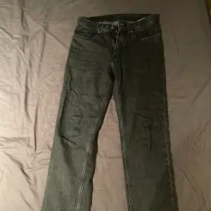 Ett par mörkgrå/svarta Vailent jeans som inte passar längre. Skick 9/10. Nypris 500 XS