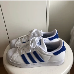 Adidas superstar  - Säljer världens finaste blåa adidas superstar som inte är använda! 
