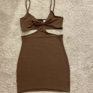 Klänning - Kort cutout klänning från hm i storlek m. Använd en gång.