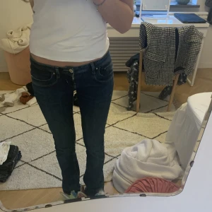 Ltb jeans - Säljer ett par jeans från ltb i en mörkblå färg! Jätte snygga och är i storlek 25 och längd 36 alltså långa men de är stora i storleken så 25 är ungefär som 27 skulle jag säga💗be gärna om fler bilder