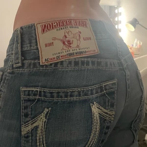 True Religion jeans - Jag vill nu sälja mina lågmidjade trendiga  true region jeans eftersom jag inte andvänder dom längre. Jag är 168 och de passar mig perfekt i längden o midjan. Byxorna är andvänder 3-4 gånger och har inga skador. 