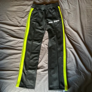 Palm angels byxor - Säljer dessa palm angels byxor då de var för små för mig. Köptes här på plick för 1350. Äkta