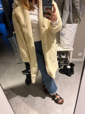 Kappa beige  - Beige teddy kappa från lager 157. Nypris runt 400kr säljer för 200kr. Använt fåtal gånger, helt utan defekter. Färgen är mer beige i verkligheten. Väldigt varm och mysig men kommer tyvärr inte till användning. Storlek M. 
