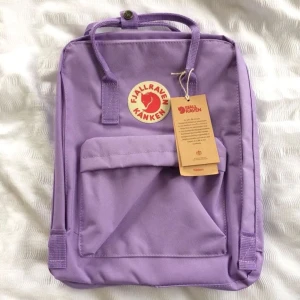 Fjällräven Kånken  - Ljuslila Standardstorlek Lapparna kvar, blev lite för stor till min dotter Nypris cirka 1000kr