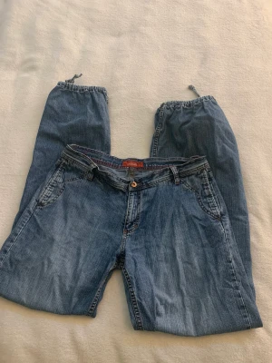 Vero Moda Jeans - Snygga Vero Moda jeans, i bra skick. Vintage style, baggy low waist jeans. Skriv privat för mått och mer information.💕