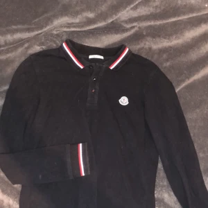 Moncler Långärmad Piké - Moncler Piké, skick 7/10 nästan oanvänd. Storlek 14y/164