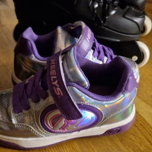 Aggresive skates och heelys - Aggressive skates är använda 2 ggr stl:37-38 Pris 950;-  Heelys är använda bara ett par gånger de med. De blinkar på sidorna när man tar ett kliv och de är i stl: 35  Pris 350;-