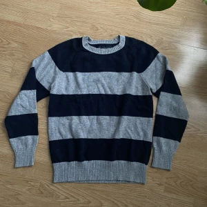 Tröja - Randig tröja storlek M, passar mer xs och S 