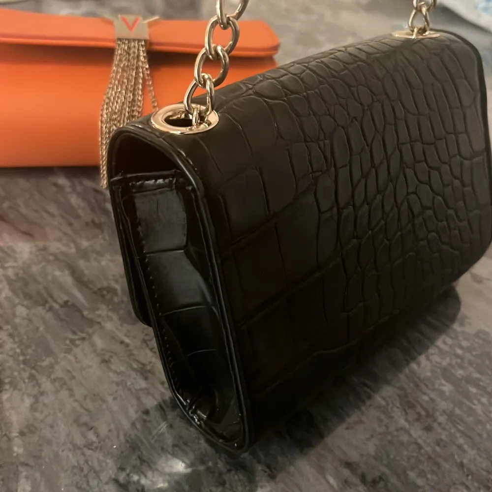 Valentino väska i svart med silver detaljer . Väskor.