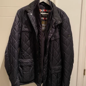 Barbour Jacka - Schysst jacka från Barbour. Modellen är B. Intl Windshield Quilt (TR). Den är i väldigt bra skick 9,5/10. Nypris 3000kr