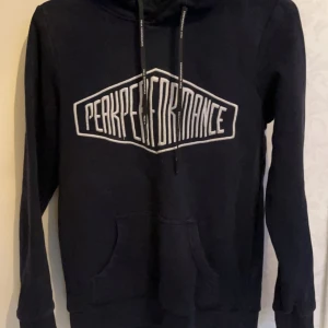 Peak performance hoodie - Helt oanvänd  (Slutsåld typ överallt) Nypris 1099kr Mitt pris 400kr