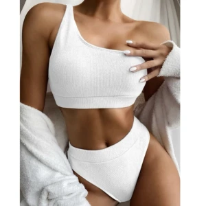 Bikini - Vit bikini från shein. Oanvänd! Nypris: 130kr. Toppen går även använda som linne! Kan mötas upp i Jönköping eller Vaggeryd annars tillkommer fraktkostnad 🤍