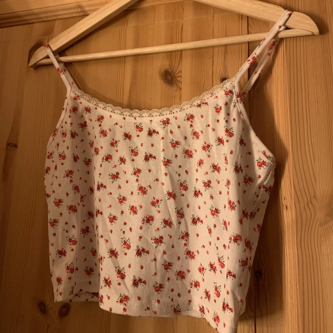 Blommig topp med spets - 90