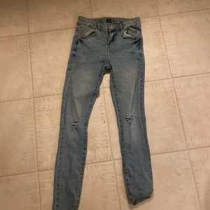 Jeans skinny!!  - Helt oanvänd.  Köparen står för frakt och allt ska vara betalt innan det fraktas!  Pris kan diskuteras vid en snabb. 