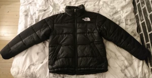 North Face Jacka st M - North Face jacka i modellen Himalayan Insulated Puffer Jacket. 💕 Köpte jackan från Plick för ca en månad sedan och har endast använt den en gång. Förra ägaren köpte jackan förra året och den har inga hål eller slitage.  