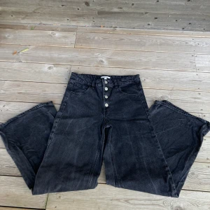 Oversized jeans bootcut strl 38 - Skitsnygga retrojeans, oversized. Storlek 38. Inga skador. 