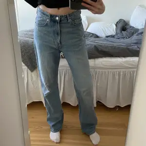Weekday jeans i modellen rowe, knappt använda, köpare står för frakten 