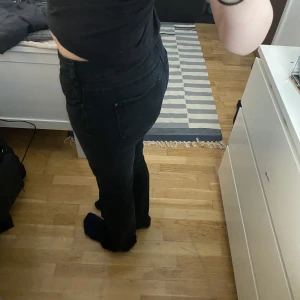 Mid rise bootcut jeans - Jeansen är stretchiga, lite slitna vid botten annars är de i bra skick waist:28 lenght:34 Midjemåttet är ca 35cm