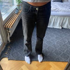 Lågmiadjade raka jeans från weekend. Köparen står för frakten💕