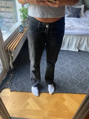 Jeans - Lågmiadjade raka jeans från weekend. Köparen står för frakten💕