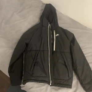Nike thermo jacka  -   Hel ny  
