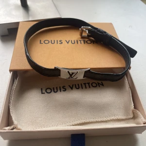 Louis Vuitton armband  - Louis Vuitton armband. Kvitto och box tillkommer. Knappt använt, använts fåtal gånger
