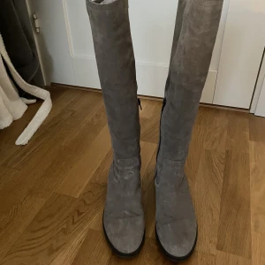 Stövlar mocka  - Säljer dessa superfina stövlar i äkta mocka från Dasia, köpta på scorett för några år sedan!❤️ har inte använt de på väldigt länge och de är i väldigt bra skick. Låg klack så de är sköna att gå i!🫶 De är en kall beige färg