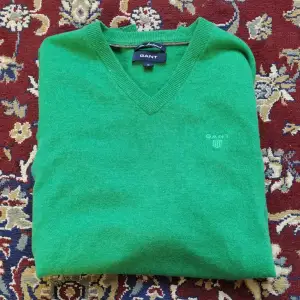 En jättefin grön Gant tröja, lite gammal fast skicket är jättefint på den, dock har den några små hål och är därför jag ej använder den längre. Därför prisas den så lågt. Tröjan är i M och sitter lite baggy med de med S. Skriv gärna om ni har frågor  🍁