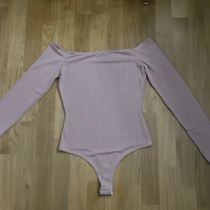 Nelly  - Aldrig använd, storlek XS, rosa off shoulder body. Köparen står för frakten💗