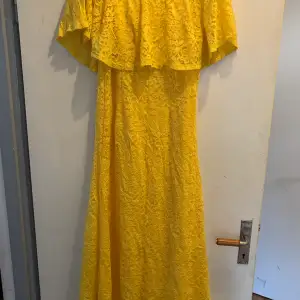 Solgul klänning av märket Chelsea Taylor i storlek S, men passar även storlek m då det är lös passform på den. Inköpt i Florida för 1 år sedan och använd endast 1 gång. 