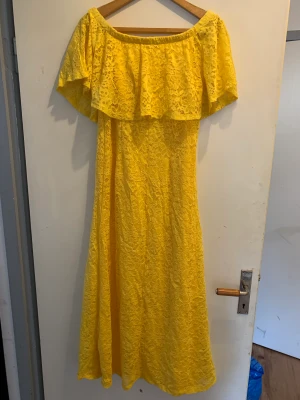 Solgul klänning - Solgul klänning av märket Chelsea Taylor i storlek S, men passar även storlek m då det är lös passform på den. Inköpt i Florida för 1 år sedan och använd endast 1 gång. 