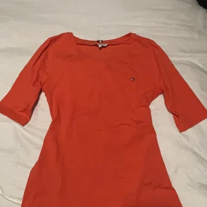 Tommy hilfiger tröja - Röd tommy hilfiger tröja. Använd ett fåtal gånger. Köpt för 500kr och säljer för 100kr