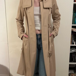 Mk vårkappa - Säljer min suuuperfina kappa från Michel Kors pga att jag inte använder den! Använd ett fåtal gånger och är i superfint skick! Skriv för fler bilder💖