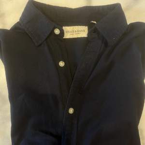 Marinblå skjorta från Stock&Hank. Aldrig använd pga den storlek. Stl S. (Säljer min killes kläder) ☺️