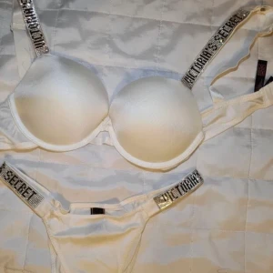 Hej - Hej jag seljer dena för 350kr endast hela setet om ni vill ha mer bilder skriv privat gett bra Kik 🙂🤩