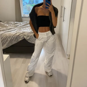 Byxor - Vita cargo pants från Asos. Helt oanvända med lappar kvar! Jag är 170cm för jämförelse! Kan mötas upp i Jönköping eller Vaggeryd annars tillkommer fraktkostnad 🤍