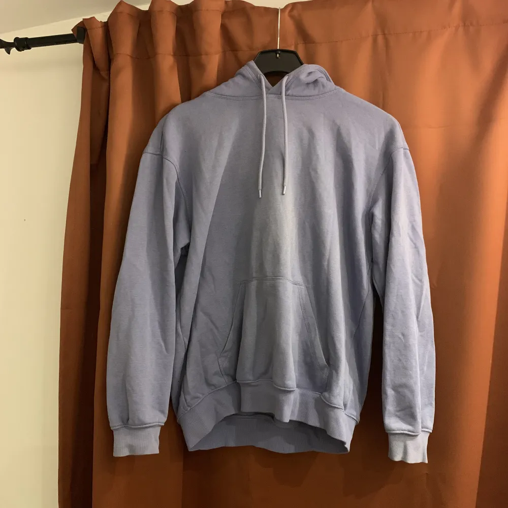 En blågrå hoodie som använts ca 5 ggr men inget fel med den och som ny || Köpt för 199kr på hm || Köparen står för frakt ||. Hoodies.