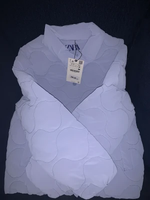 Fin zara jacka 💙🤍 - Helt ny, aldrig använd (bara för att ta bilden) Prislapp kvar Passar bra på 11-13 år Bild hur den sitter på fås privat  