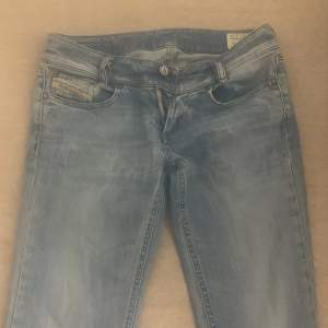 Low waist jeans från 2000 talet som inte passar mig längre, väldigt fina och enkla dock har de lite fläckar på botten vilket jag kmr tvätta bort, priset kan diskuteras<3