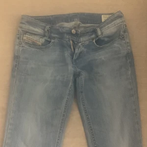 Old Low waist 2000s jeans - Low waist jeans från 2000 talet som inte passar mig längre, väldigt fina och enkla dock har de lite fläckar på botten vilket jag kmr tvätta bort, priset kan diskuteras<3