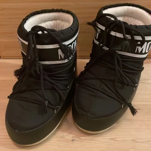 Moonboots - INTRESSEKOLL!  Äkta låga svarta moonboots köpta förra året🫶🏼 inga defekter på de endast smutsig sula med det bör vara lätt att tvätta bort 