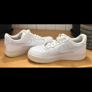 Nike air force vita stl 38 - Vita nike air force i stl 38 (kan användas av 38 och 39). Använda ett par ggr bara men i väldigt bra skick! Säljs för 1100 kr men kan tänkas !!gå ner i pris!! vid snabb affär 