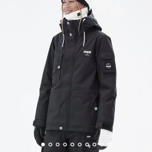 Dope jacka - Svart skid/snowboard jacka från Dope! Endast använd en vecka så den är i nästan helt nytt skick! Skriv för fler bilder. Köpt för 2099kr och säljer den nu för 1600kr men det kan diskuteras 🤍🤍