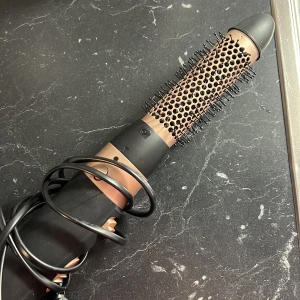 Varmluftsborste - Endast testad, har två stycken och då jag tycker om min andra mer och bara använder den, så kommer denna inte till användning!