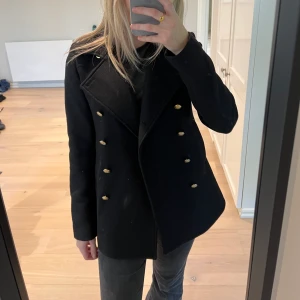 Zara jacka - En lite lyxigare jacka/kort kappa från Zara i storlek 36!! Värmer jättebra och väldigt skönt material🫶🏽 (fläckarna är på spegeln, inte jackan)