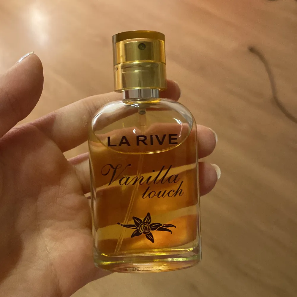 En parfym som doftar vanilj! Säljs eftersom jag har en annan parfym, bara använd ett par fåtal gånger!. Övrigt.