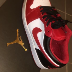Air Jordan 1 Low Storlek 42 - Använda en gång, är som nya. Kan skicka mer bilder om du vill var för lat för och ta bättre och mer bilder